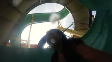 Duygusal mutlu kadın waterpark slayt rides