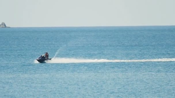 Man on jetski rides on ocean surface and filming — Stock Video