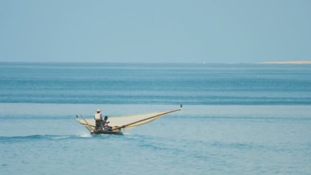 Рибальський човен з сіткою на голові — стокове відео