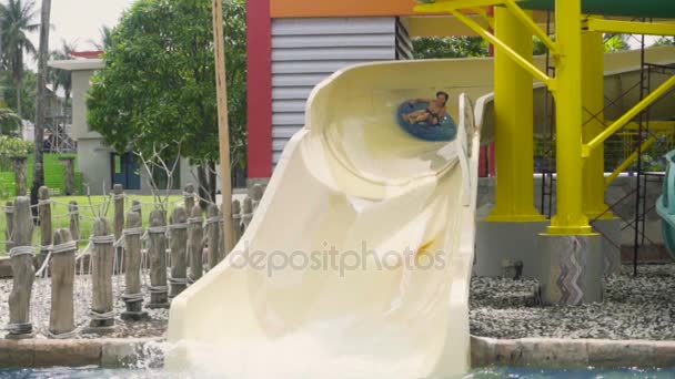 Femme promenades sur toboggan parc aquatique — Video