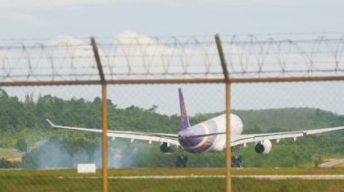Uçak dokunmatik pist iniş sırasında