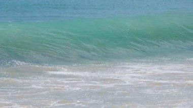 Turkuaz okyanus dalgalarının sıçramasına güzel