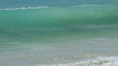 Turkuaz okyanus dalgalarının sıçramasına güzel