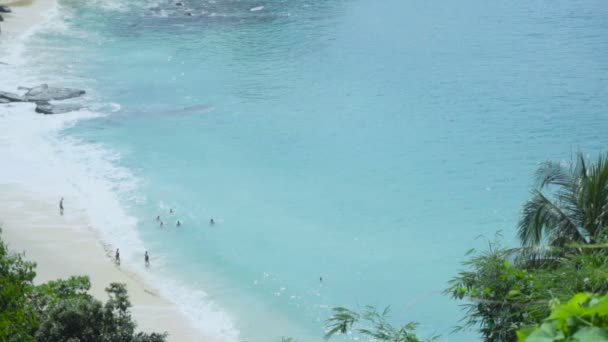Живописная лагуна с диким пляжем и бирюзовой водой — стоковое видео