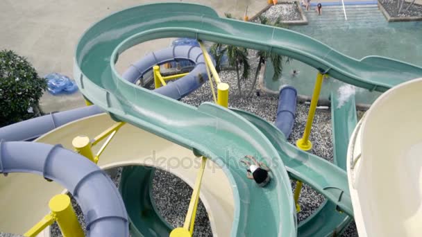 Vue d'en haut sur jeune fille chevauchant sur toboggan parc aquatique — Video