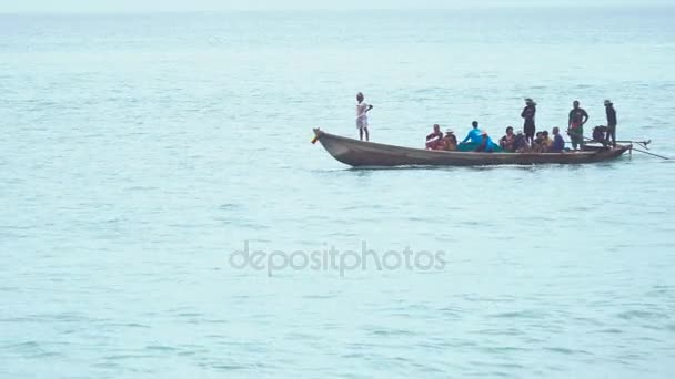 Groupe de personnes naviguent sur le bateau de pêche — Video