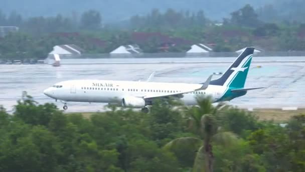 SilkAir airways Boeing 737 pouso no Aeroporto Internacional de Phuket — Vídeo de Stock