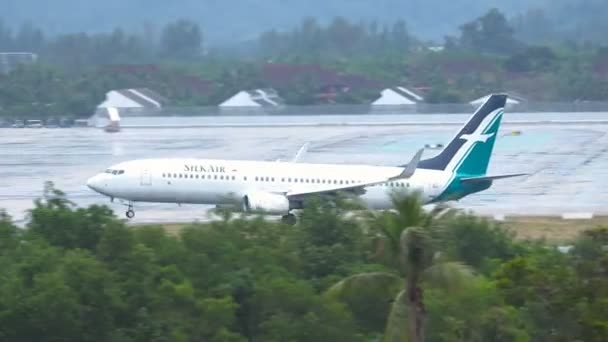 SilkAir Airways Boeing 737 приземлился в международном аэропорту Пхукета — стоковое видео