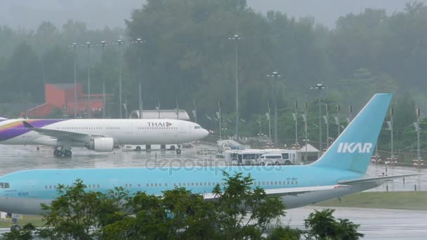 Boeing 767-300 Ikar Airlines začne nabírat rychlost před odběrem — Stock video