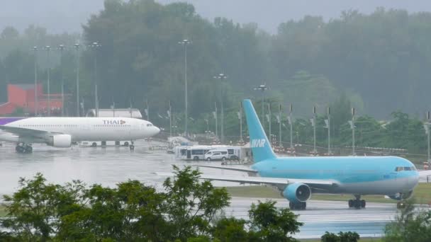 Ikar 航空公司的波音 767-300 画蓝色的士在跑道上起飞前 — 图库视频影像