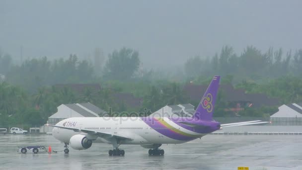 Thai Airlines Boeing 777 está se movendo por máquina de reboque — Vídeo de Stock