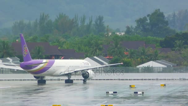 Boeing 777 taxi sul campo d'aviazione bagnato dopo la pioggia — Video Stock