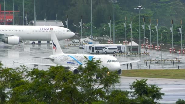 曼谷航空公司空客 A320 起飞前 — 图库视频影像