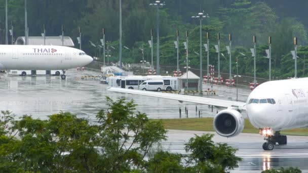 Boeing 777 taxis en pista mojada después de la lluvia antes de despegar — Vídeo de stock