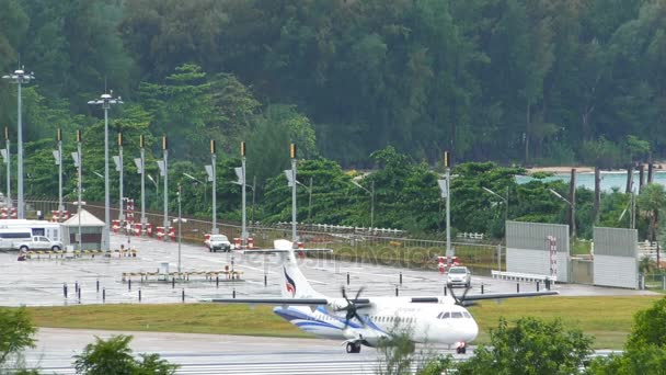 Turboprop Bangkok Airways uçak taksi üzerinde — Stok video