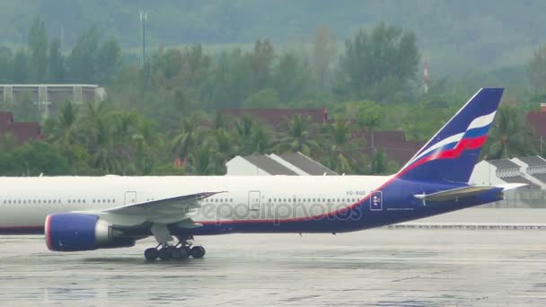 Snelle schot van parking Aeroflots Boeing 777 en Thai Airlines Boeing 747 op vliegveld — Stockvideo