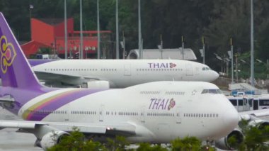 Boeing 747 pist ve Airbus A320 açılış bekleyin önce standları