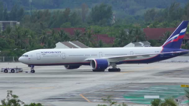 Boeing 777 da Aeroflot Airlines reboque por máquina — Vídeo de Stock