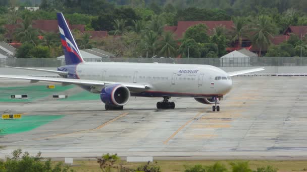 Le Boeing 777 d'Aeroflot Airlines roule sur un aérodrome mouillé après la pluie avant de décoller — Video