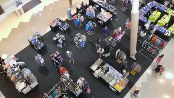 Pessoas irreconhecíveis andando no shopping center . — Vídeo de Stock