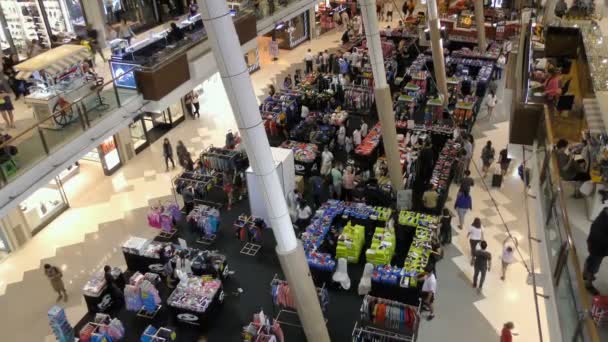 Mensen lopen in shopping center. — Stockvideo