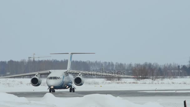 Angara Airways An-148 taxibilar till landningsbanan — Stockvideo