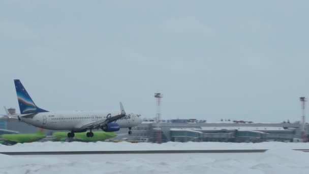 Boeing 737-86N VQ-BMP acercándose al Aeropuerto de Tolmachevo en Novosibirsk, Federación Rusa . — Vídeo de stock