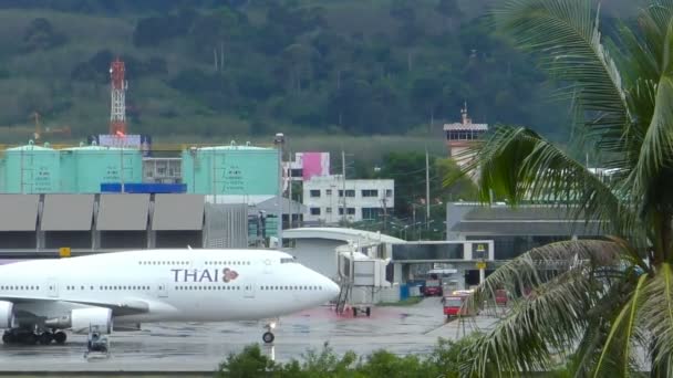プーケット国際空港でタクシーはタイ航空のボーイング 747 — ストック動画