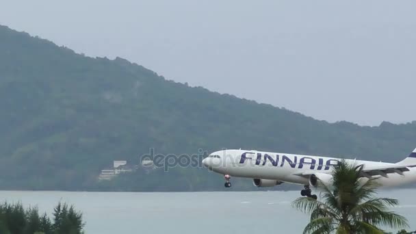 プーケット国際空港に近づいているエアバス A330 — ストック動画