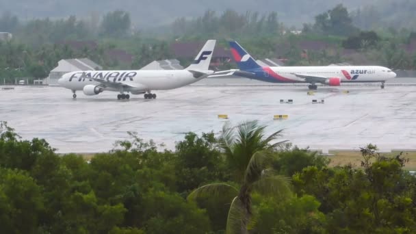 芬兰航空公司空客 A330-300 和 Asurair 在不同的方向将在离开机场 — 图库视频影像