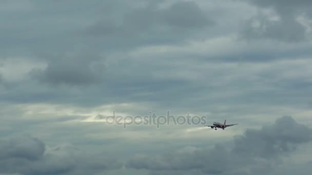 Airbus A320 z Airasia zbliża się w Phuket International Airport — Wideo stockowe