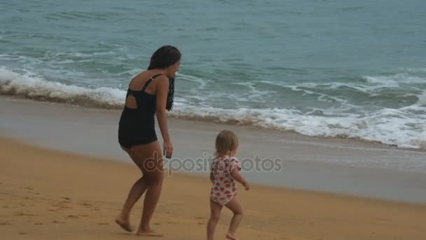 Moeder en dochter spelen op het strand en plezier — Stockvideo