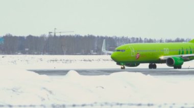 Boeing 737-800 taksiler pist ve çıkarmaya hazırlanıyor