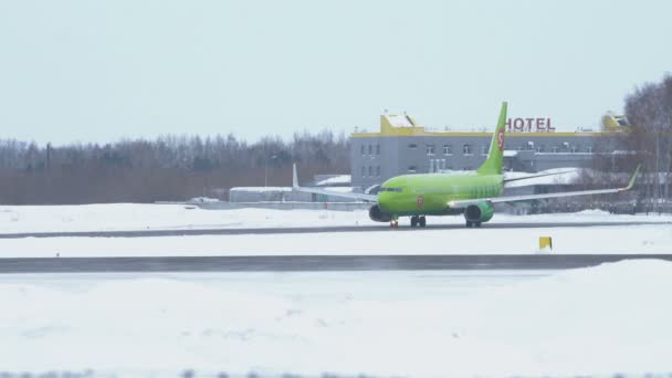 Boeing 737-800 táxis para pista no aeroporto de Tolmachevo no inverno — Vídeo de Stock