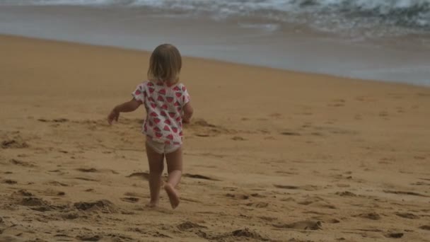 Little girl runs to mother and having fun — Stock Video