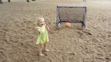 Sevimli küçük kız mini futbol kapılar ve gürlemesi yakınında standları