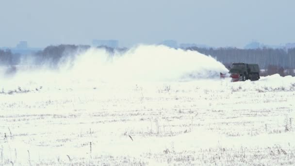 Snowblower works on snowy field — Stock Video