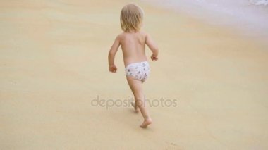 Kumsalda çalışan küçük şirin kız