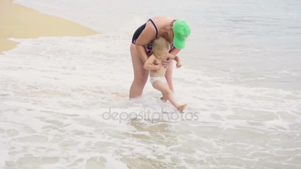 Abuela jugando con su nieta en la costa — Vídeos de Stock