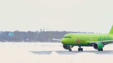 Airbus A320-214 taksiler pist ve çıkarmaya hazırlanıyor