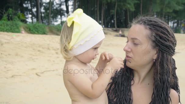 Μωράκι σε μητέρες χέρια παίζοντας με πλεξούδες — Αρχείο Βίντεο