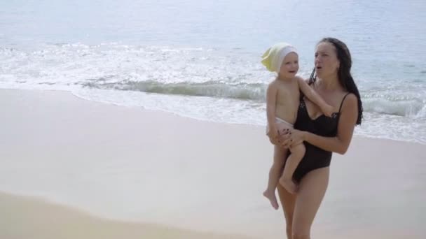 Moeder en dochter zijn zingen op het strand — Stockvideo