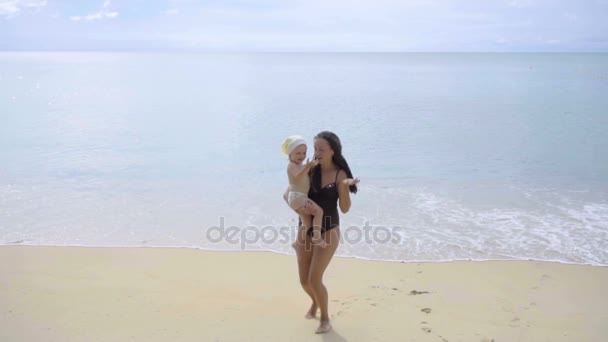 Moeder en dochter zijn zingen en dansen op het strand — Stockvideo