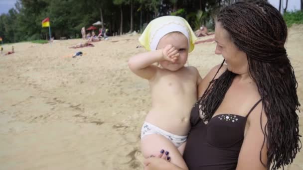 悲伤的小女孩拥抱她的母亲在沙滩上 — 图库视频影像