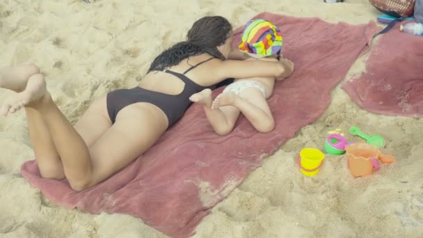 Matka z małą córeczkę, korzystanie ze smartfona na plaży i taniec — Wideo stockowe