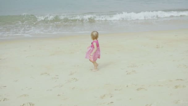 Little cute girl walking along coastline — Stock Video