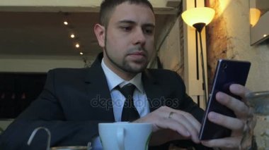 Cep telefonuyla iş öğle yemeği