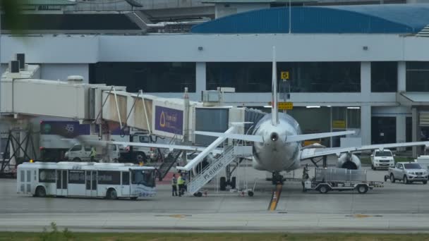 Letiště obsluhovatelů připraví letadlo před odletem — Stock video