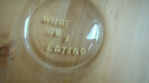 Koncepció egy kérdésem - mit eszik-készült tészta betűk — Stock videók