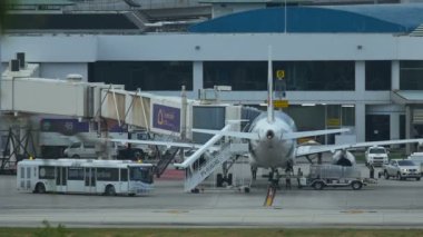 Havaalanı çalışmaları hazırlar uçak uçuş önce